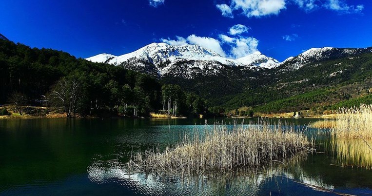 Η μαγευτική αλπική λίμνη που βρίσκεται σε απόσταση αναπνοής από την Αθήνα