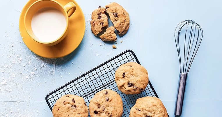 Τα σοκολατένια μπισκότα που μπορείς να φτιάξεις ακόμα και αν βαριέσαι θανάσιμα τη ζαχαροπλαστική