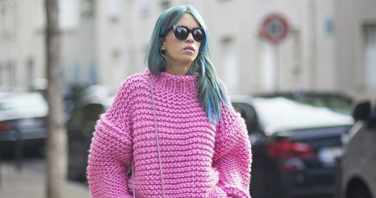 Το «ρούχο της γιαγιάς»: Πώς το φορούν φέτος οι ενημερωμένες fashionistas κάνοντάς το να δείχνει κουλ