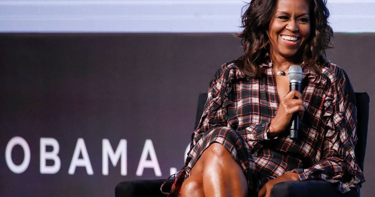 Ό,τι πιο λαμπερό. Η Μισέλ Ομπάμα μόλις εμφανίστηκε με το απόλυτο αξεσουάρ των φετινών γιορτών