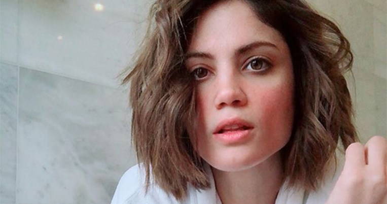 Το χριστουγεννιάτικο δέντρο στο σπίτι της Μαίρης Συνατσάκη κρύβει μία μικρή έκπληξη