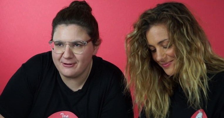 Η Νατάσσα Μποφίλιου και η σεφ Γωγώ Δελογιάννη καθαρίζουν πατάτες για καλό σκοπό 