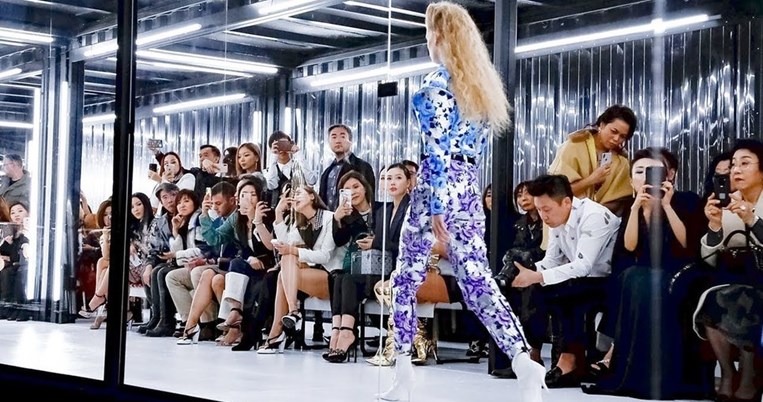 Το καλοκαίρι του 2019 θα φορέσουμε τα floral με τον τρόπο που προτείνει ο οίκος Louis Vuitton