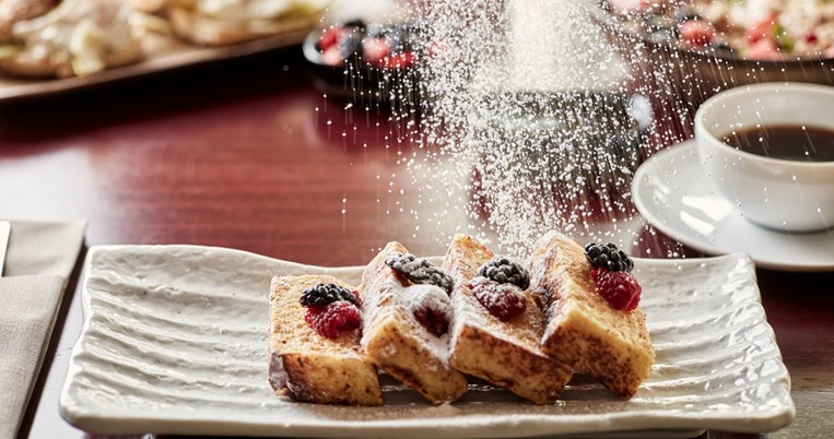 Αυτό το brunch σε ένα από τα πιο ιστορικά ξενοδοχεία της Αθήνας δε θα το χάσουμε