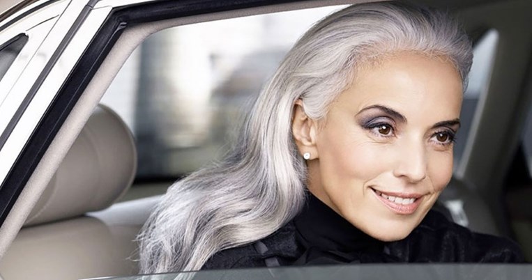 Το 63χρονο μοντέλο που έχει καταρρίψει τους ηλικιακούς νόμους της φύσης σου λέει το μυστικό της 