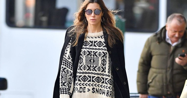 H Jessica Biel μόλις εμφανίστηκε με το πιο άσχημο ankle boot της σεζόν που έχει διάσημη υπογραφή