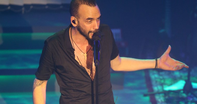 Παράξενη ιστορία: Πώς βρέθηκε ο Πάνος Μουζουράκης στο Mamma Mia