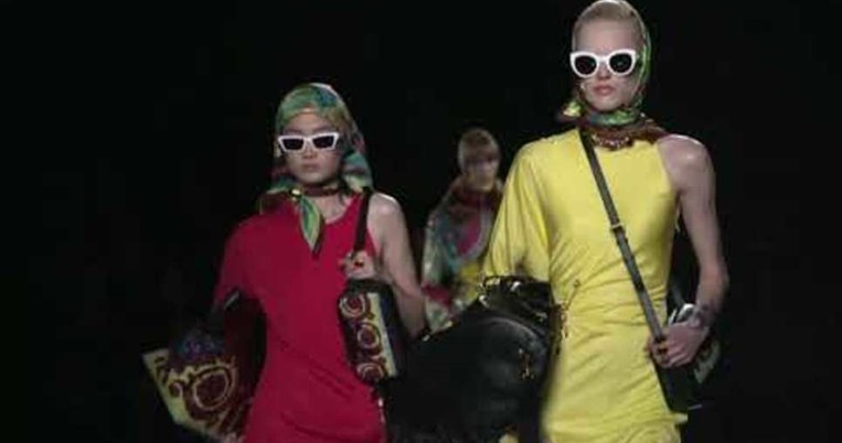 Ο οίκος Versace έδειξε το εντυπωσιακό ύφασμα που θα φοράμε όλοι του χρόνου το χειμώνα 