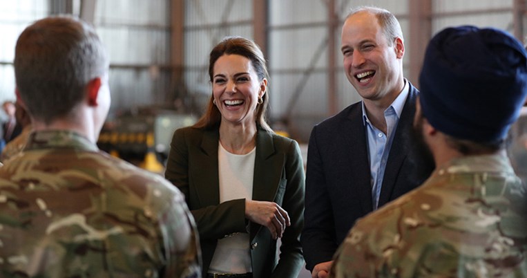 Η Κέιτ Μίντλετον και ο Ουίλιαμ έφτασαν στην Κύπρο και όλοι μιλούν για το παντελόνι της Δούκισσας