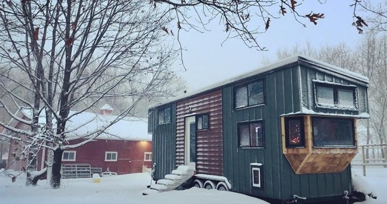 Μία ανύπαντρη μητέρα σχεδίασε, μόνη της, για την ίδια και την κόρη της ένα μικροσκοπικό σπίτι, 38τμ