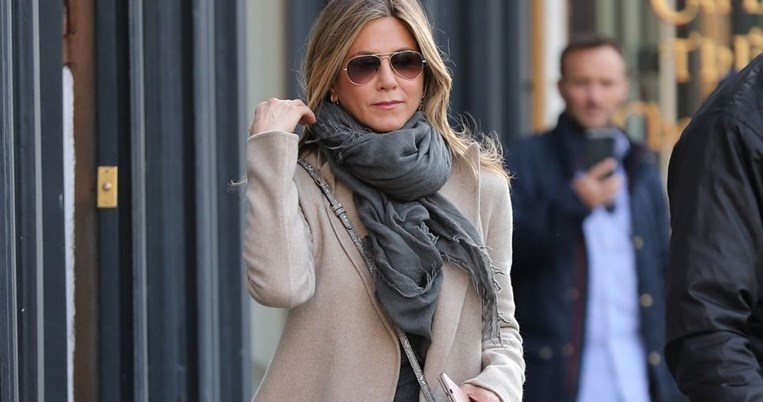 H Tζένιφερ Άνιστον βγήκε στον δρόμο με το κακόγουστο παπούτσι που ελπίζαμε να μην ξαναδούμε 