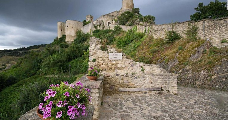 Με 100 ευρώ μπορείς να νοικιάσεις ένα ολόκληρο, παραμυθένιο κάστρο στην Ιταλία: φτιάξε βαλίτσες