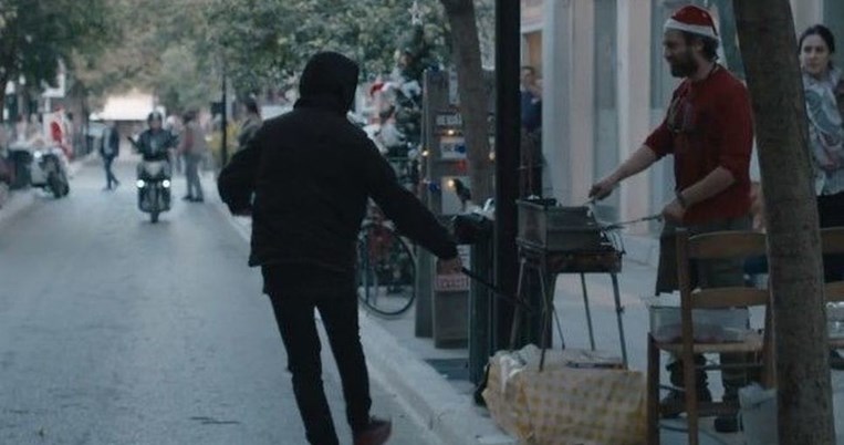 Ένας εξαγριωμένος νεαρός προκαλεί χάος σε μεγάλο εμπορικό δρόμο, αλλά μην βιαστείς να τον κρίνεις