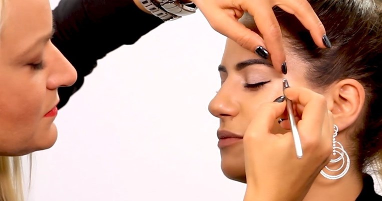 Η beauty blogger Σουζάνα Κεγγίτση αποφασίζει να κάνει το «γατίσιο μάτι» της Κάρα Ντελεβίν