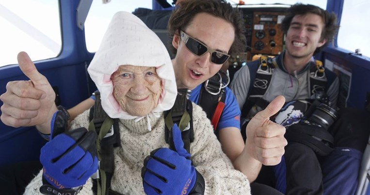H 102χρονη που έκανε skydiving στη μνήμη της κόρης της: υποκλινόμαστε στο θάρρος και τη δύναμή της