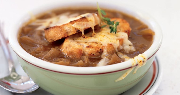 Φτιάχνεται με το τίποτα, είναι πεντανόστιμη και έχει 39 θερμίδες η μερίδα: γαλλική κρεμμυδόσουπα