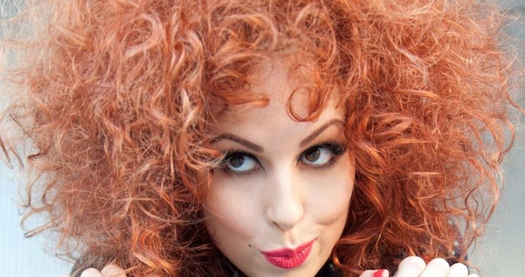 Η Σοφία Κουρτίδου θέλει να γίνουν τα μαλλιά της μουσικό όργανο που θα αλλάζει χρώματα και ήχους