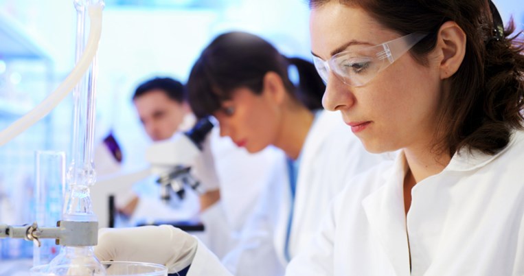 Τρεις Έλληνες και Κύπριοι επιστήμονες επικεφαλής της ομάδας που ανακάλυψε θεραπεία της λευχαιμίας