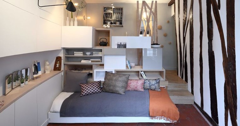 Μέσα σε ένα τοσοδούλι διαμέρισμα 12 τ.μ. στο Παρίσι η ζωή συνεχίζεται απολύτως κανονικά 