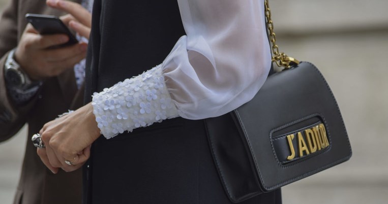 Τι φοράνε οι chic Παριζιάνες για να κάνουν τα ψώνια των γιορτών 