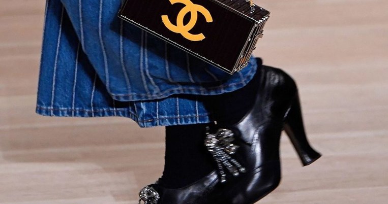 Μια στιλίστρια σου λέει τα λάθη που κάνεις με τις κάλτσες και τα παπούτσια σου -Ο συνδυασμός μετράει