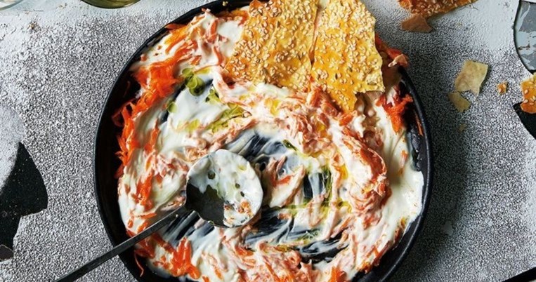 Ο ήσυχος πρωταγωνιστής του τραπεζιού: Τζατζίκι με καρότο για ανεβασμένη γεύση