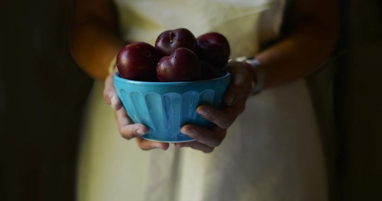 «Τρέφομαι αποκλειστικά με φρούτα εδώ και 30 χρόνια». Τι θα συμβεί στο σώμα σου αν γίνεις fruitarian;