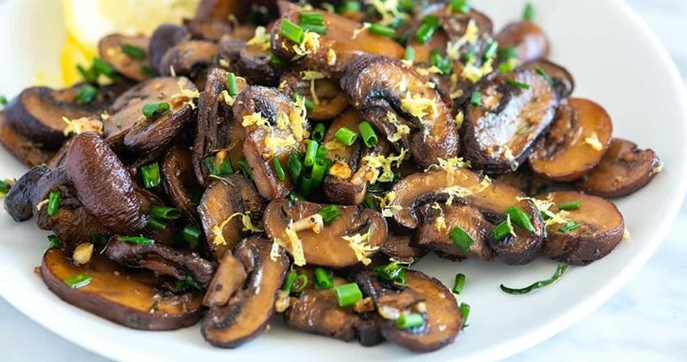 Νόστιμα σαν κρέας, υγιεινά σαν λαχανικά, πανεύκολα: Ψητά μανιτάρια στολισμένα με φρέσκα βότανα
