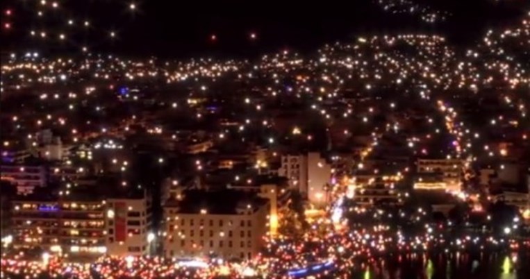 Ο πιο ονειρεμένος στολισμός των γιορτών. Χιλιάδες φαναράκια υψώθηκαν στον ουρανό του Βόλου