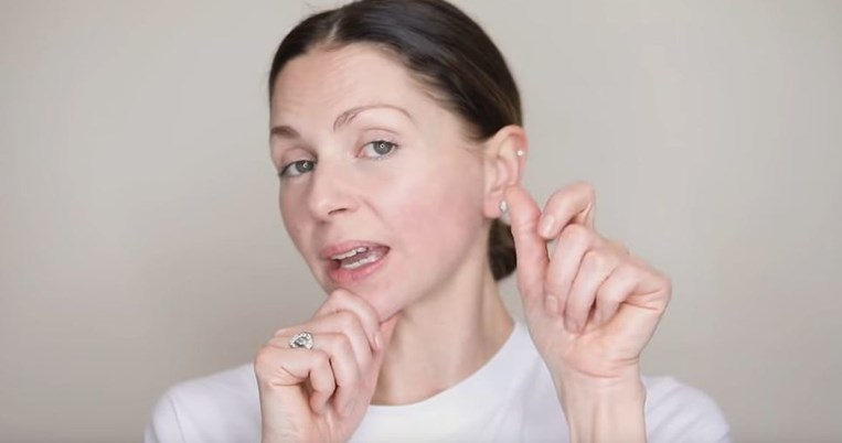 Χαλαρό περίγραμμα: Η άσκηση που αλλάζει το σχήμα του προσώπου μετά τα 50 