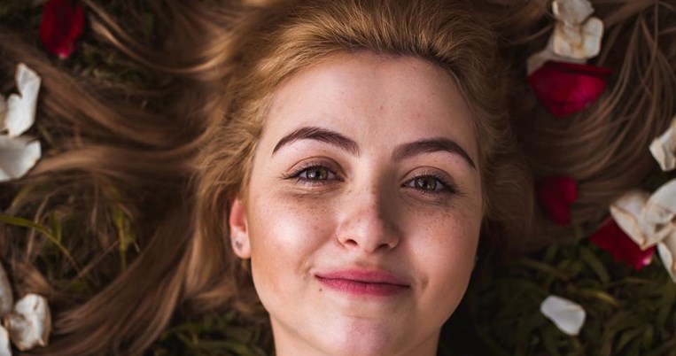 Το νέο χρώμα μαλλιών που σαρώνει στο Instagram γιορτάζει τη γυναικεία ωριμότητα