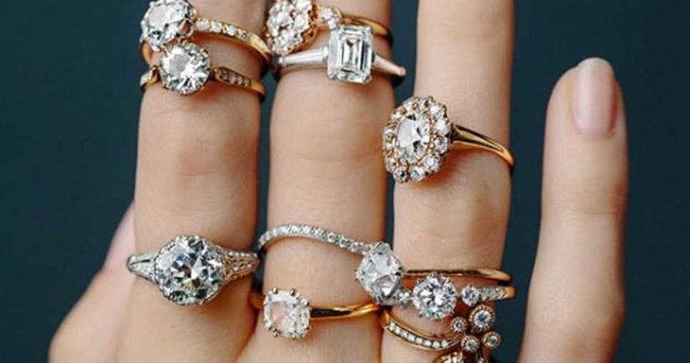 Το νέο δαχτυλίδι αρραβώνων που αγαπούν οι fashion gurus δε μοιάζει με τίποτα απ' όσα έχεις στο νου