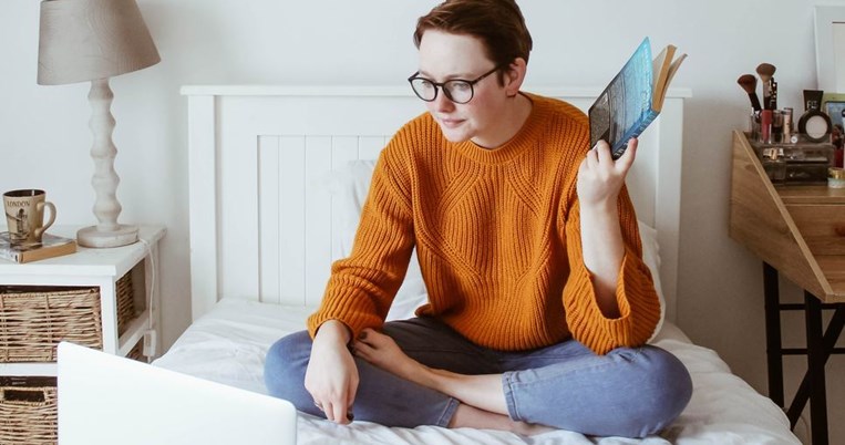 Πόσες μέρες την εβδομάδα πρέπει να εργαζόμαστε μετά τα 40 για το καλό μας (σπόιλερ: λίγες)