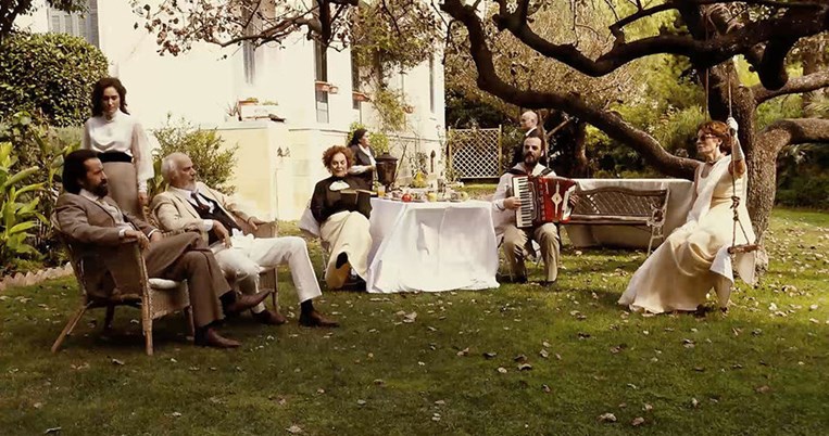 «Τι ζητάω; Να ξυπνήσω αύριο και να 'χουν αλλάξει όλα»: Μια παράσταση για τη διαχείριση της ήττας