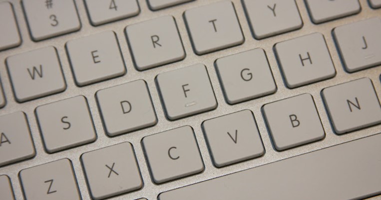 Να γιατί τα πλήκτρα του υπολογιστή F και J έχουν προεξοχές