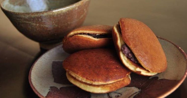 Τα ιαπωνικά pancakes με γέμιση από πάστα κόκκινου φασολιού είναι πανεύκολα και πεντανόστιμα
