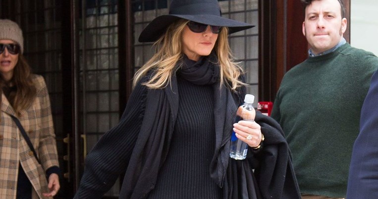 H Tζένιφερ Άνιστον μόλις περπάτησε με τις μπότες που φοράει, αυτή τη στιγμή, όλη η Νέα Υόρκη 