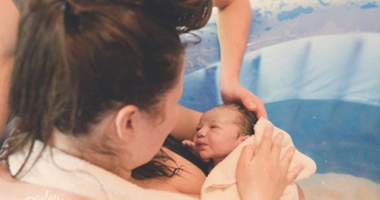 Μια φωτογράφος αιχμαλωτίζει τον πόνο και τη χαρά στις συγκλονιστικές στιγμές της γέννας