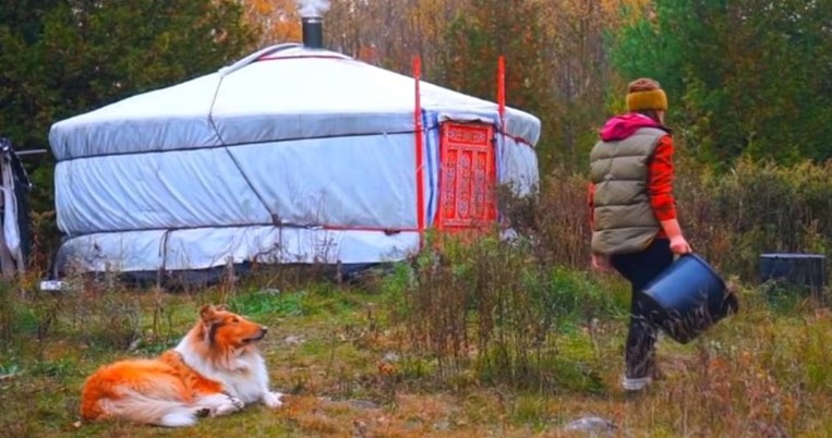 Η γυναίκα που ζει ευτυχισμένη σε ένα μικρό yurt στα δάση του Καναδά εδώ και δύο χρόνια 