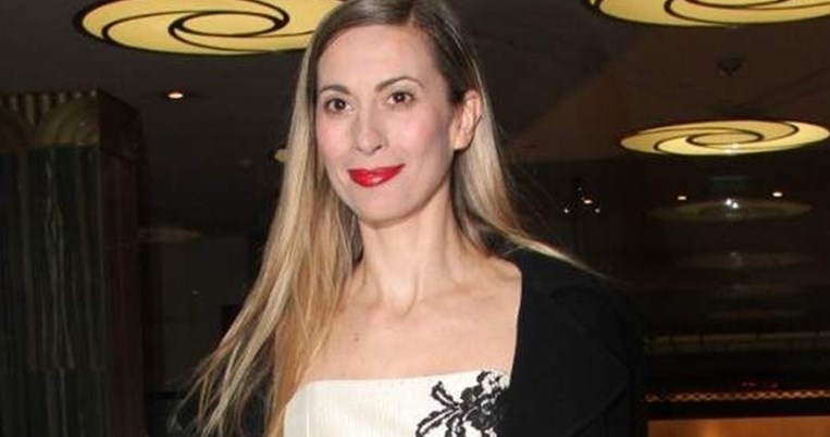 Το νέο α λα γκαρσόν λουκ της Βίκυς Βολιώτη της χαρίζει σύγχρονο στυλ 