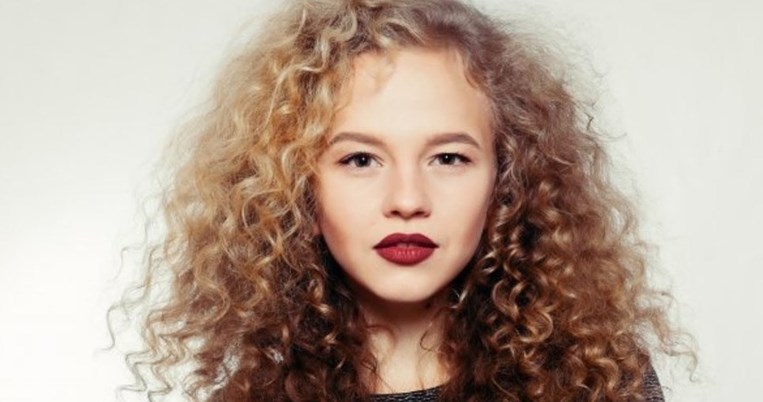 Επιστρέφει το λουκ μαλλιών που δοξάστηκε και χλευάστηκε όσο κανένα άλλο