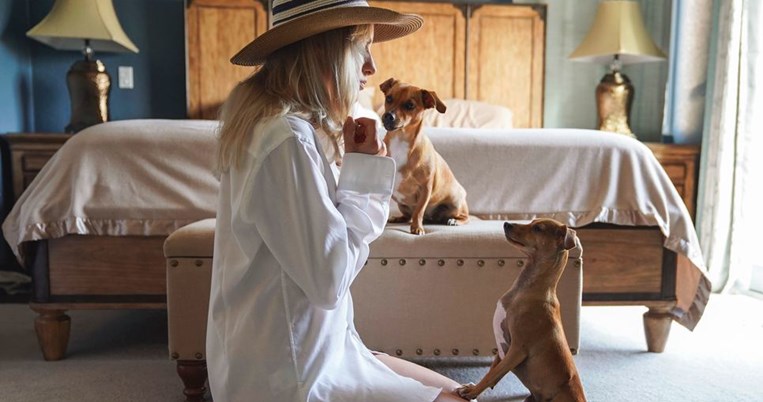 Κοιμόμαστε καλύτερα όταν μοιραζόμαστε το κρεβάτι με τον σκύλο μας παρά με τον σύντροφό μας