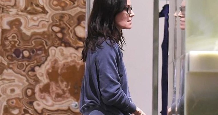 H Kόρτνεϊ Κοξ βγήκε ξυπόλυτη για ψώνια στο Λος Άντζελες