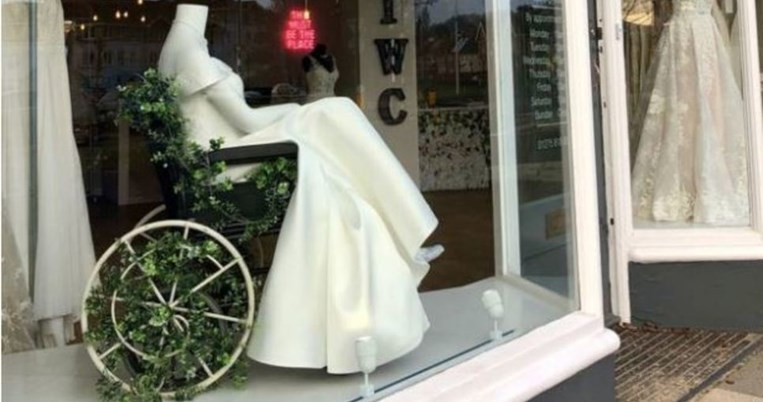 Νύφη σε αναπηρικό αμαξίδιο: Η πρόταση του οίκου νυφικών στη Βρετανία σπάει τα ταμπού