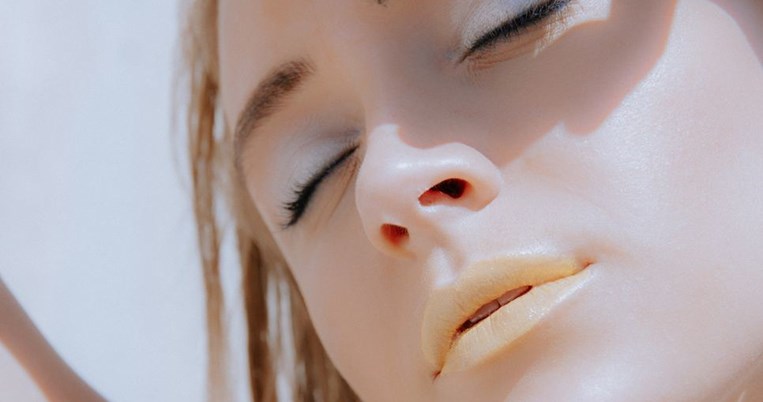 Πώς να αντιμετωπίσεις τα ξηρά και σκασμένα χείλη με προϊόντα κατευθείαν από το ντουλάπι της κουζίνας