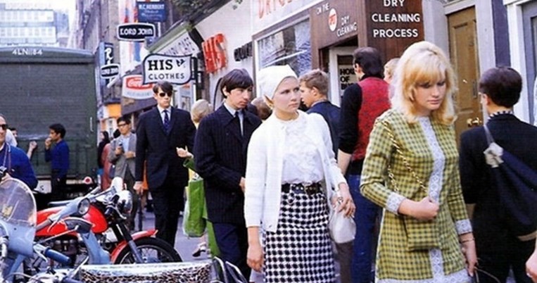 Απαράμιλλο στυλ και απερίγραπτο γκλάμουρ. Μία υπέροχη βόλτα στους δρόμους του Λονδίνου το 1967