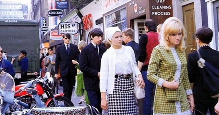 Απαράμιλλο στυλ και απερίγραπτο γκλάμουρ. Μία υπέροχη βόλτα στους δρόμους του Λονδίνου το 1967