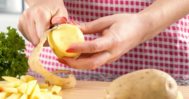 Καθάριζε πατάτες αλλά μην πετάς τις φλούδες. Δες γιατί