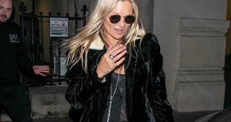 45 κεράκια. Η Κέιτ Μος έκανε την πιο αντισυμβατική εμφάνιση για τον εορτασμό των γενεθλίων της