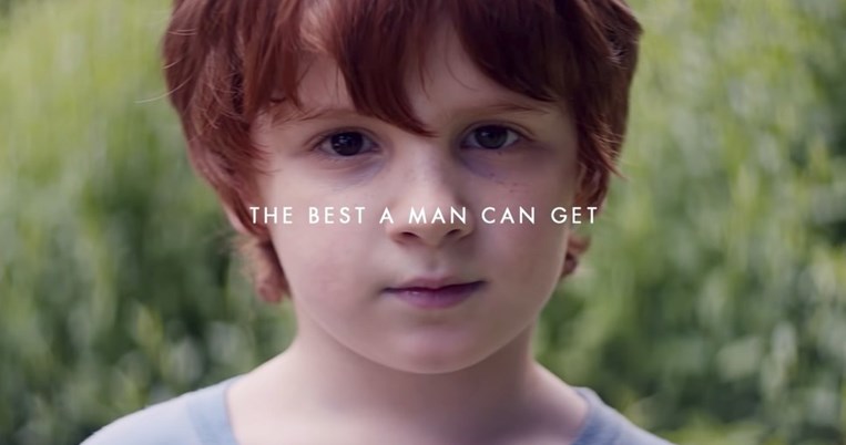 Ο λόγος που οι μαμάδες και οι μπαμπάδες κλαίνε με τη νέα διαφήμιση της Gilette